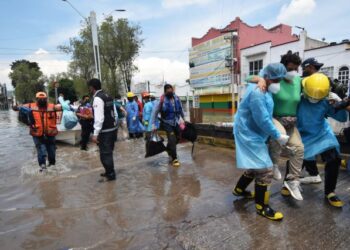 KAKITANGAN perubatan membantu memindahkan pesakit dari Hospital IMSS di Tula de Allende di Hidalgo, Mexico. - AFP