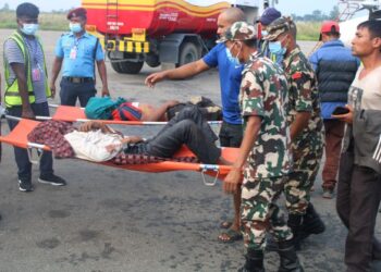 PASUKAN penyelamat dan anggota tentera membantu membawa penumpang cedera ke hospital. - AFP