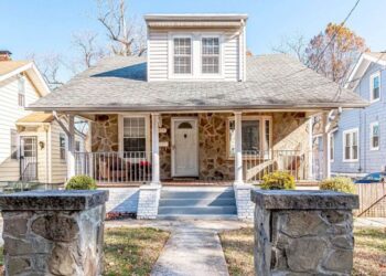 PASANGAN itu tidak menyedari membeli rumah yang menjadi inspirasi pembikinan filem The Exorcist. - WILLOW