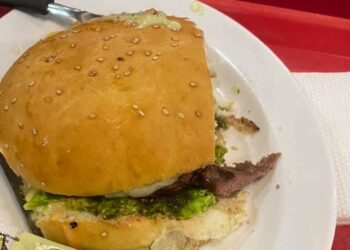 BURGER yang dibelinya di sebuah restoran di Santa Cruz de la Sierra, Bolivia. - NEWSFLASH