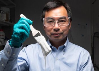 PROFESOR Xiulin Ruan menunjukkan cat paling putih di dunia. - PURDUE UNIVERSITY