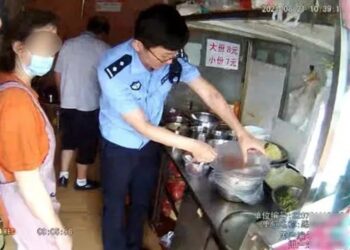 POLIS merampas beberapa bahan di gerai tersebut. - POLIS LIANYUNGANG HAIZHOU