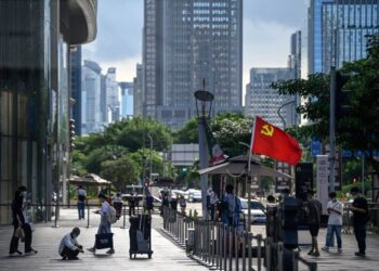 PENULARAN semula wabak Covid-19, telah menjejaskan pemulihan dan pertumbuhan ekonomi China serta global. - GAMBAR HIASAN