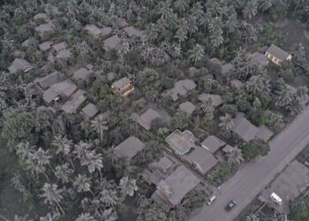 KEADAAN rumah yang dilitupi abu di bandar Juban, wilayah Sorsogon selepas gunung berapi Bulusan meletus. - AFP