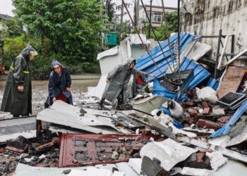 PASUKAN penyelamat membersihkan serpihan runtuhan bangunan selepas gempa bumi melanda wilayah Sichuan, China. - AFP