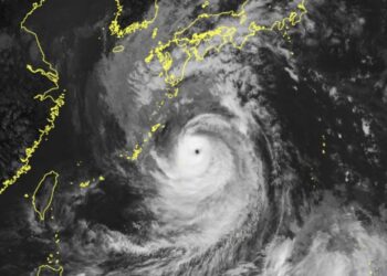 IMEJ satelit menunjukkan Taufan Nanmadol berada berhampiran pulau terpencil selatan Jepun. - AFP