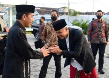 GANJAR Pranowo (kiri) bersalam dengan Jokowi di luar  pekarangan Masjid Sheikh Zayed di Solo, wilayah Jawa Tengah. - AGENSI