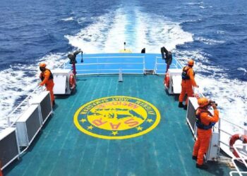 PASUKAN mencari dan menyelamat (SAR) melakukan operasi pencarian di perairan utara Bali. - CNN INDONESIA