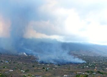 KEPULAN asap daripada aliran lahar berhampiran Los Llanos de Aridane di Kepulauan Canary La Palma. - AFP