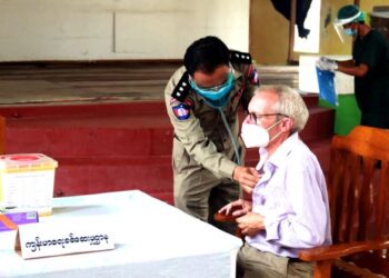 GAMBAR Sean Turnell ketika proses vaksinasi disiarkan di media kerajaan. - AFP