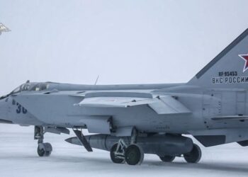 TANGKAP layar rakaman video menunjukkan pesawat pejuang MiG-31K tentera udara Rusia membawa peluru berpandu hipersonik Kinzhal semasa latihan Pasukan Pencegahan Strategik Grom-2022 di sebuah lokasi di Rusia. - AFP