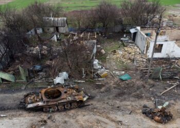 KERETA Kebal musnah 
berhampiran kawasan 
perumahan penduduk di kampung Zalissya, Kyiv. – AFP