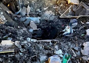 KAWAH terbentuk di bandar Belgorod akibat letupan itu. - AGENSI