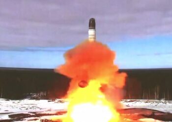 TANGKAP layar rakaman video menunjukkan pelancaran peluru berpandu balistik antara benua Sarmat di Kosmodrom Plesetsk, utara Russia. – AFP