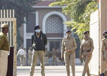 ANGGOTA keselamatan mengawal keadaan di luar Mahkamah Sesyen ketika keputusan kes serangan bom Ahmedabad 2008. - PTI
