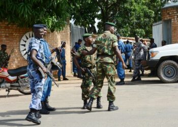 PASUKAN keselamatan berkawal di Gitega, Burundi. - AFP
