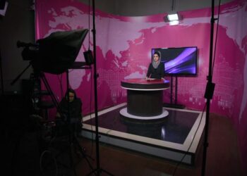 WARTAWAN dan penyampai berita wanita diarahkan memakai tudung ketika bersiaran di televisyen. - AFP