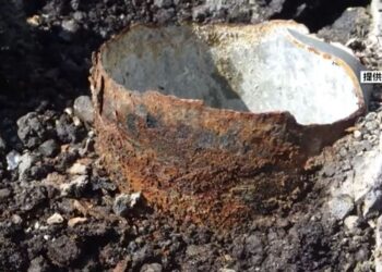 GAMBAR menunjukkan tiang besi yang terhakis di Jepun disebabkan kandungan urea dan natrium yang terdapat dalam air kencing anjing. - IBU PEJABAT POLIS WILAYAH MIE