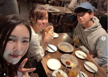 SHOJI Morimoto (kanan) bertemu pelanggannya di sebuah restoran di Tokyo. - AGENSI