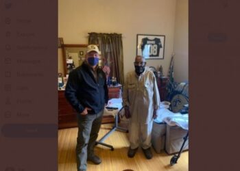 JOHN Bel Edwards memuat naik sekeping gambar bersama Lawrence Brooks. - TWITTER