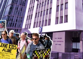 PESERTA protes berkumpul di hadapan ibu pejabat polis di Birmingham untuk membuat laporan mengenai vaksin Covid-19. - REX FEATURES