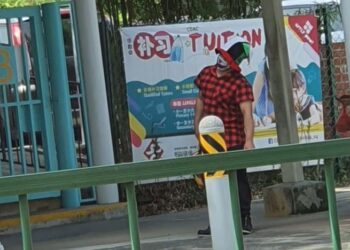 GAMBAR lelaki berpakaian badut di luar pekarangan sekolah rendah yang tular dalam media sosial. - AGENSI