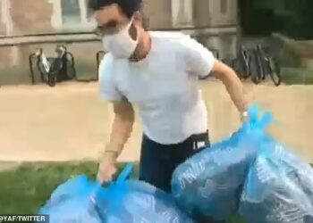 TANGKAP layar rakaman video seorang pelajar mengutip dan membuang bendera AS. - TWITTER