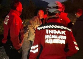 BEYHAN Mutlu menyertai pasukan penyelamat mencari dirinya sendiri di Bursa. - TWITTER