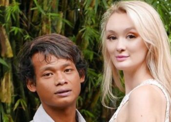 NUR Khamid dan Polly Alexandria berkenalan di tepi pantai di Bali.