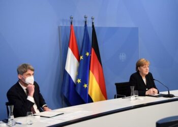 ANGELA MERKEL dan penasihat polisi luar, Jan Hecker (kiri) semasa menghadiri majlis secara maya di Berlin. - AFP