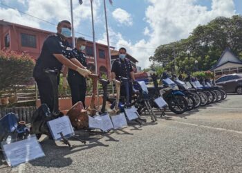 AFZANIZAR Ahmad (kiri) menunjukkan rangka motosikal yang dirampas di IPD Melaka Tengah, Melaka.