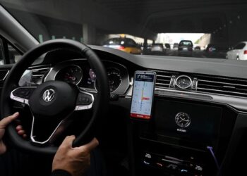 APPLE menggalakkan pengguna memakai pelekap getaran yang dapat meminimumkan risiko kerosakan iPhone. - AFP