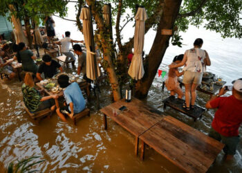 SUASANA kafe banjir di Nonthaburi, Bangkok. - AGENSI