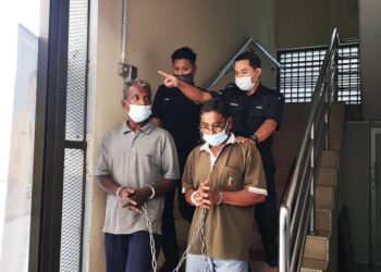 ZAINUDIN Zainal (depan kiri) dibawa keluar dari Mahkamah Majistret setelah mengaku bersalah atas perbuatan khianat kenderaan di Ipoh hari ini.