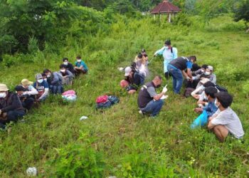 PIHAK polis menyemak dokumen dan menyoal siasat kesemua warga Myanmar yang menceroboh sempadan negara. - AGENSI