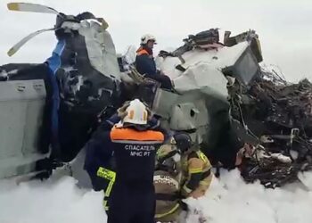 PASUKAN penyelamat memeriksa bangkai pesawat ringan selepas terhempas di Tatarstan. - AFP