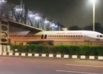 GAMBAR menunjukkan pesawat tersangkut di bawah jejambat pejalan kaki di New Delhi. - REPUBLIC