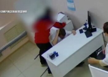 RAKAMAN CCTV menunjukkan serangan lelaki itu terhadap doktor tersebut di sebuah klinik. - AGENSI