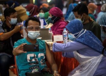 PENGURUSAN vaksinasi yang cekap berupaya mengawal penularan wabak Covid-19 di dunia. - AFP