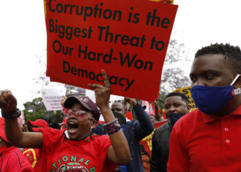 AHLI Kongres Kesatuan Pekerja Afrika Selatan (Cosatu) semasa menyertai demonstrasi menentang rasuah dan pengangguran di Pretoria, Afrika Selatan. - AFP