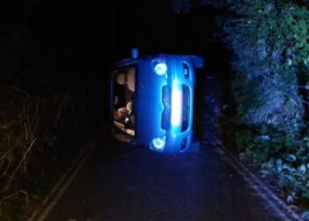RAKAMAN gambar menunjukkan kereta dinaiki pasangan tersebut yang terbalik selepas menuruni bukit. - TWITTER