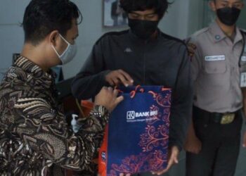 AHMAD Maksum menerima penghargaan daripada pihak bank BRI. - TRIBUNNEWS