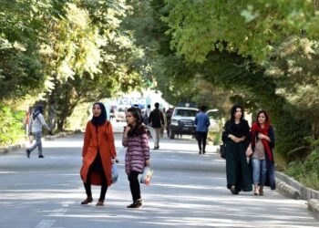 WANITA tidak dibenarkan bersukan di Afghanistan yang mendedahkan aurat golongan itu. - AGENSI