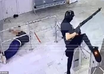 RAKAMAN CCTV menunjukkan suspek berpakaian taktikal serba hitam dengan bersenjata di Perm State University, Rusia. - AGENSI