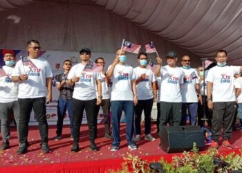 ONN Hafiz Ghazi (tiga dari kanan) mengibarkan Jalur Gemilang selepas merasmikan Program Youth Volunteer Platform XTIF Johor peringkat Daerah Kluang di Laman Simpang Renggam, Kluang, Johor.