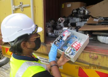 SEORANG pegawai JAS Pulau Pinang menunjukkan bahan buangan elektrik dan elektronik yang dibawa masuk secara haram dari AS untuk dilupuskan di negara ini ketika pemeriksaan di NBCT, Pulau Pinang, semalam.