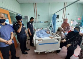 MOHD. Yusri Hassan Basri (tiga dari kiri) menziarahi Zulkiflli Abd Aziz pada lawatan kebajikan pesara PDRM di Hospital Teluk Intan hari ini. - UTUSAN/AIN SAFRE BIDIN