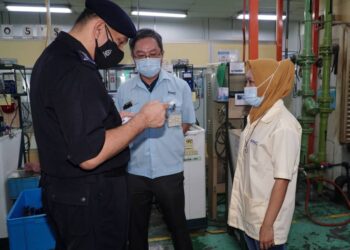 MIOR Faridalathrash Wahid memeriksa aplikasi Mysejahtera seorang pekerja dalam Op Bersepadu Pemeriksaan SOP PKP di Zon Perindustrian Bebas Kinta, Ipoh, Perak,  hari ini. UTUSAN/ZULFACHRI ZULKIFLI
