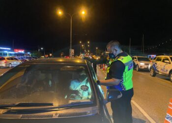 KAMARUL Zaman Mamat memeriksa kenderaan di sekatan jalan raya sempena Op Tahun Baharu di Alor Mengkudu, Alor Setar, Kedah. - UTUSAN/NUR ANATI JUHARI