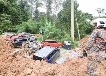 Keadaan kenderaan yang musnah akibat tanah runtuh di Father's Organic Farm, Batang Kali, awal pagi Jumaat lalu. - IHSAN JABATAN PENERANGAN MALAYSIA